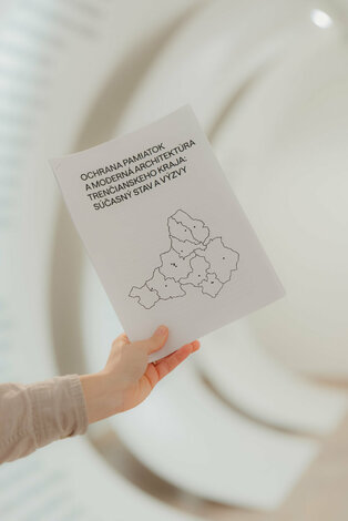 Výstava ochrana pamiatok a moderná architektúra trenčianskeho kraja: súčasný stav a výzvy - cat_vernisáž_dvaja (112)