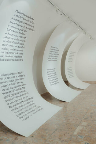 Výstava ochrana pamiatok a moderná architektúra trenčianskeho kraja: súčasný stav a výzvy - cat_vernisáž_dvaja (4)