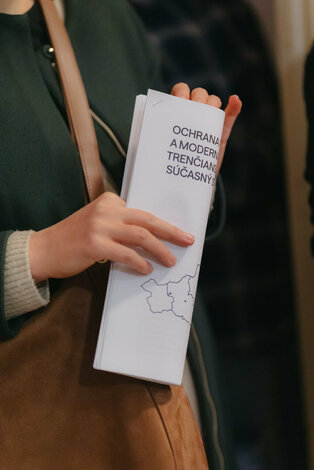 Výstava ochrana pamiatok a moderná architektúra trenčianskeho kraja: súčasný stav a výzvy - cat_vernisáž_dvaja (51)