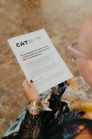 Komentovaná prehliadka výstavy medzi tradíciou a typizáciou - cat_prehiadka_dvaja (26)