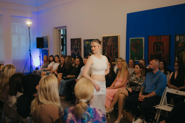 Módna prehliadka - galeria_bazovskeho_prehliadka_dvaja (106)