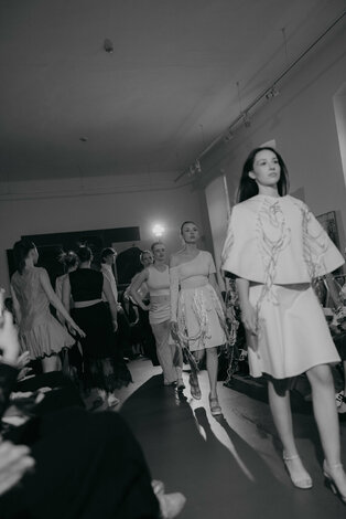Módna prehliadka - galeria_bazovskeho_prehliadka_dvaja (119)