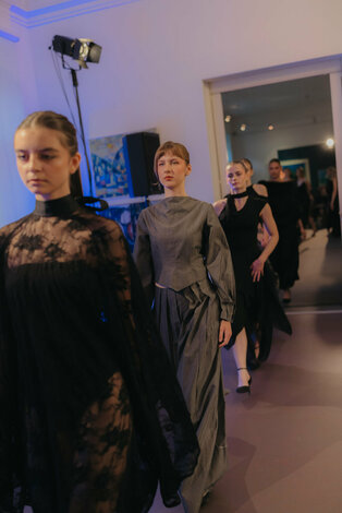Módna prehliadka - galeria_bazovskeho_prehliadka_dvaja (123)