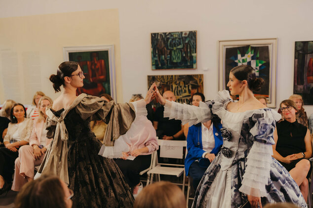 Módna prehliadka - galeria_bazovskeho_prehliadka_dvaja (137)
