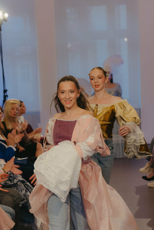 Módna prehliadka - galeria_bazovskeho_prehliadka_dvaja (144)