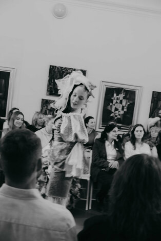Módna prehliadka - galeria_bazovskeho_prehliadka_dvaja (146)