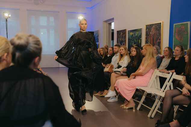 Módna prehliadka - galeria_bazovskeho_prehliadka_dvaja (153)