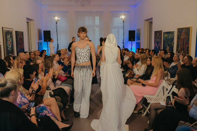 Módna prehliadka - galeria_bazovskeho_prehliadka_dvaja (162)