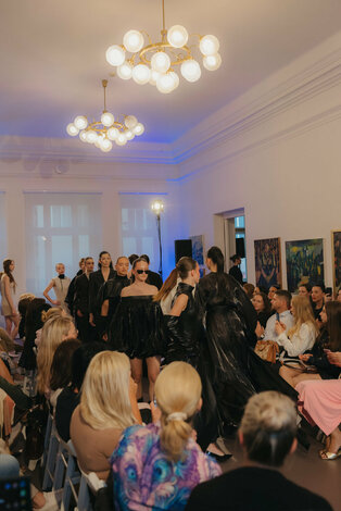 Módna prehliadka - galeria_bazovskeho_prehliadka_dvaja (164)