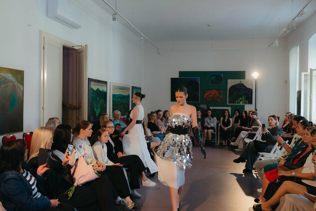 Módna prehliadka - galeria_bazovskeho_prehliadka_dvaja (40)