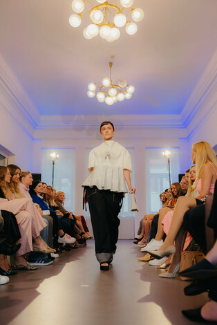 Módna prehliadka - galeria_bazovskeho_prehliadka_dvaja (60)