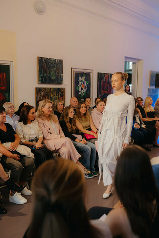 Módna prehliadka - galeria_bazovskeho_prehliadka_dvaja (62)