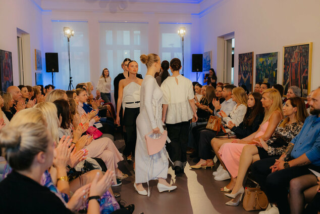 Módna prehliadka - galeria_bazovskeho_prehliadka_dvaja (73)