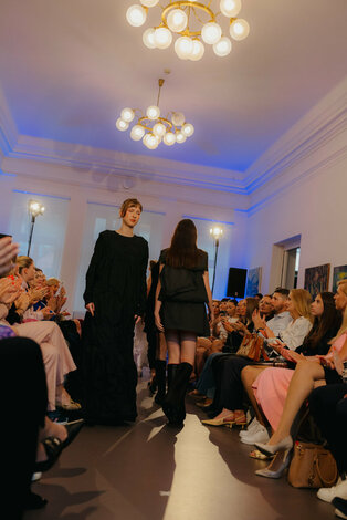 Módna prehliadka - galeria_bazovskeho_prehliadka_dvaja (74)