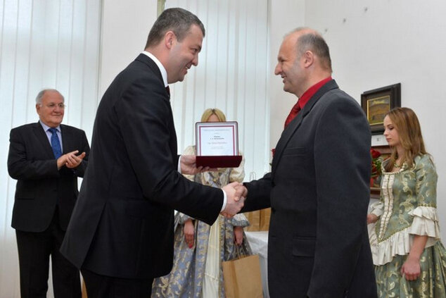 Predseda Jaroslav Baška odovzdáva ocenenia
