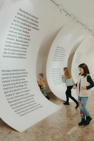 Vernisáž výstavy ochrana pamiatok a moderná architektúra trenčianskeho kraja: súčasný stav a výzvy - cat_vernisáž_dvaja (118)