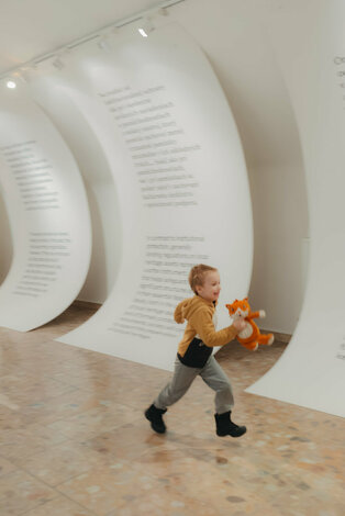 Vernisáž výstavy ochrana pamiatok a moderná architektúra trenčianskeho kraja: súčasný stav a výzvy - cat_vernisáž_dvaja (120)