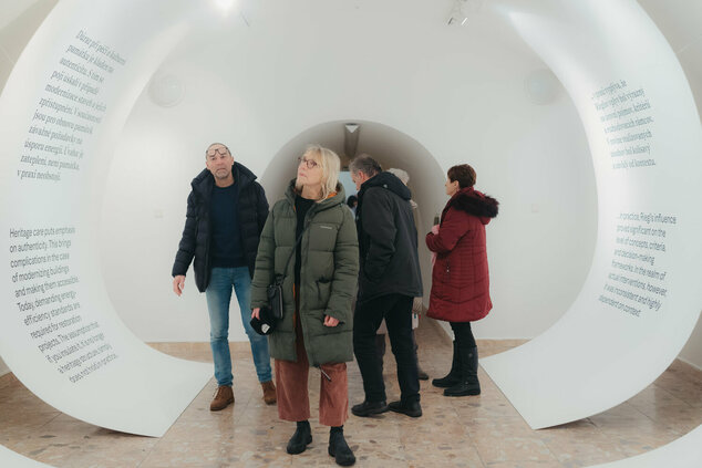 Vernisáž výstavy ochrana pamiatok a moderná architektúra trenčianskeho kraja: súčasný stav a výzvy - cat_vernisáž_dvaja (19)