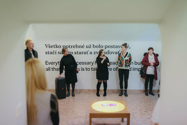 Vernisáž výstavy ochrana pamiatok a moderná architektúra trenčianskeho kraja: súčasný stav a výzvy - cat_vernisáž_dvaja (37)