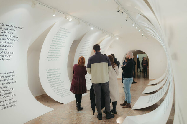 Vernisáž výstavy ochrana pamiatok a moderná architektúra trenčianskeho kraja: súčasný stav a výzvy - cat_vernisáž_dvaja (71)