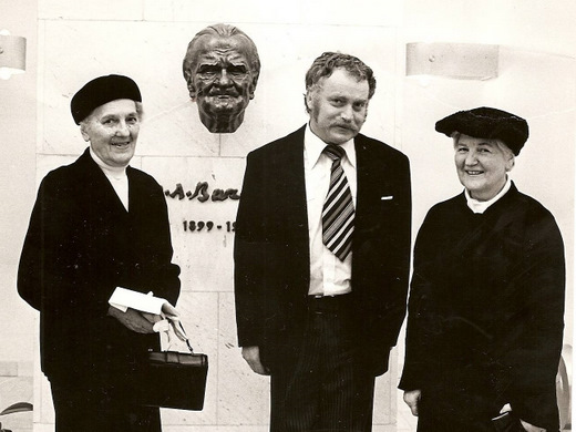 Prvý riaditeľ galérie Ladislav Moško s dedičkami Bazovského pozostalosti.
